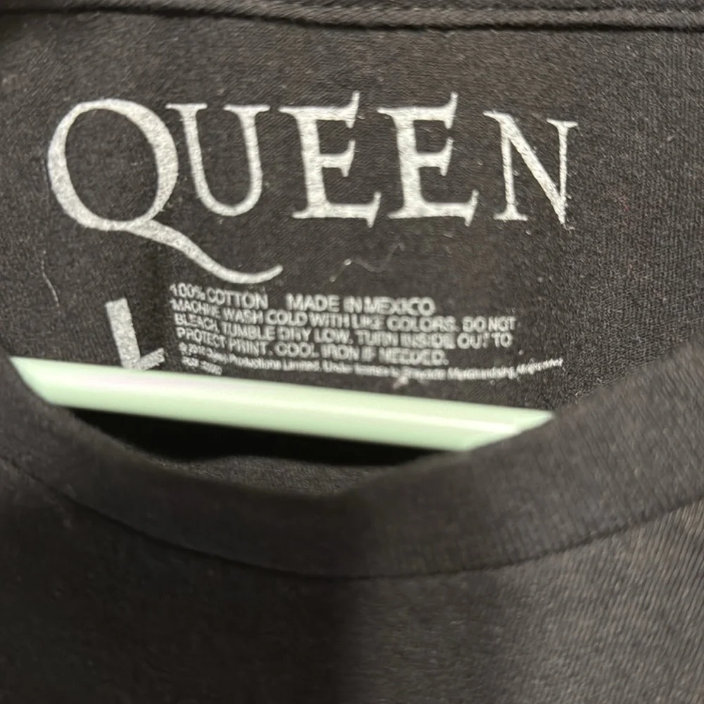 Queen Black Graphic T-Shirt - Picture 2 of 4